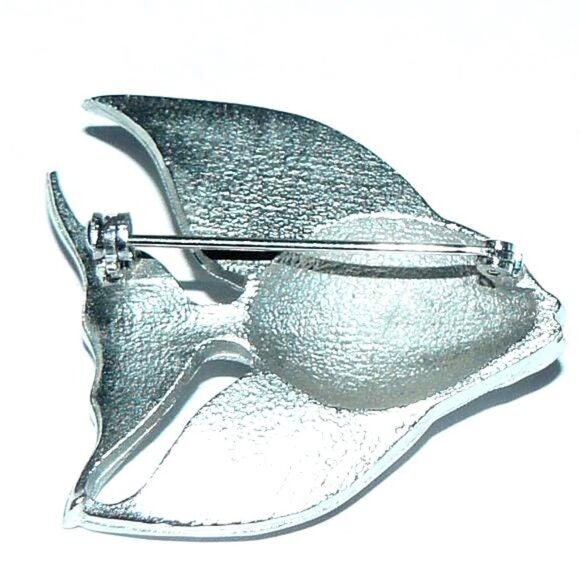 Quality Made Silver Tone Metal Textured Fish Brooch - Picture 4 of 7